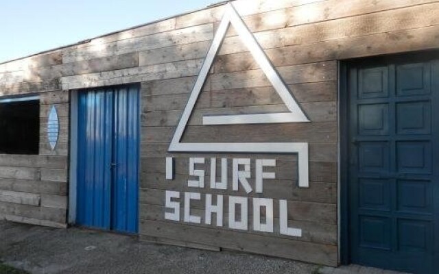 H.A.N.D Surf Hostel