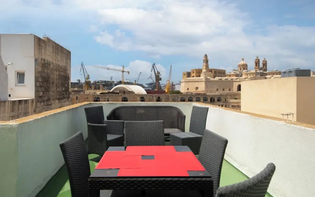 Traditional Townhouse - Rooftop Seaviews