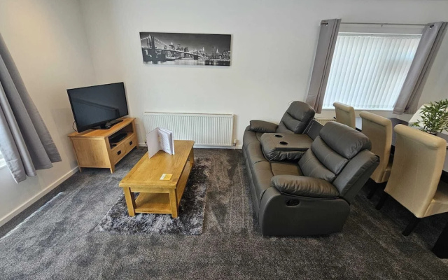 3-beds, Sleeps 6 Walking Distance to Castle & Town