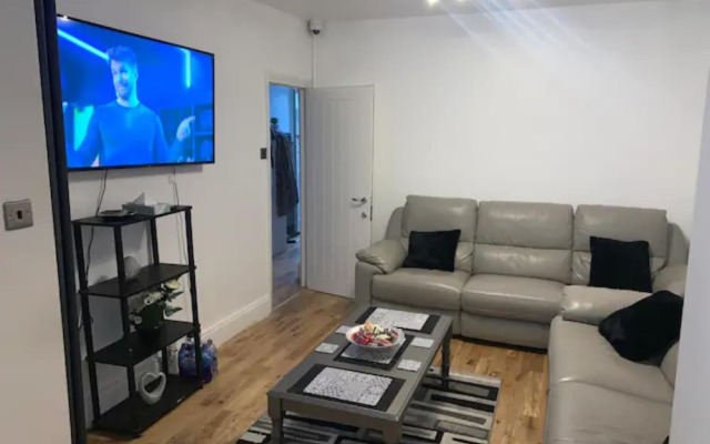 Modern 5 Bedroom Family House - 18 Mins to Station