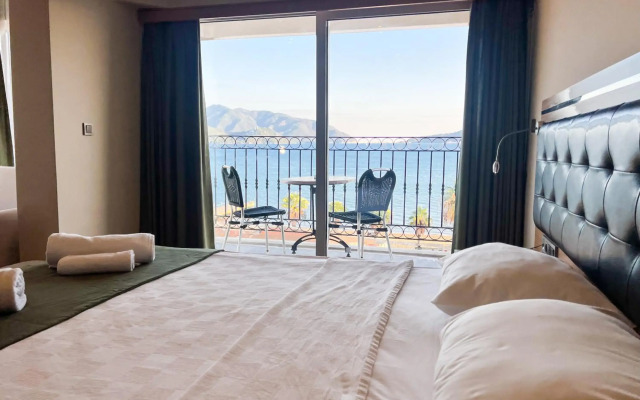 Aurasia SeaSide Hotel