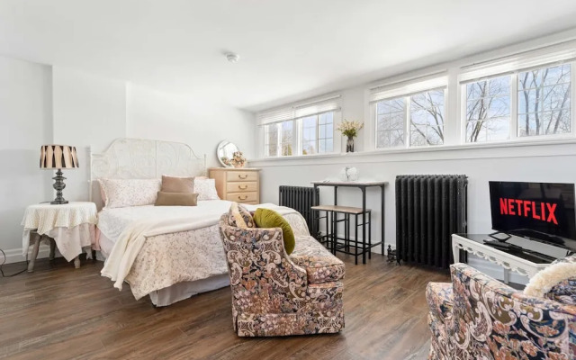 Private Studio Apartment in Burlington - U5