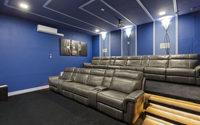 St010v: 10 Bed, Spiderman, Fashionista