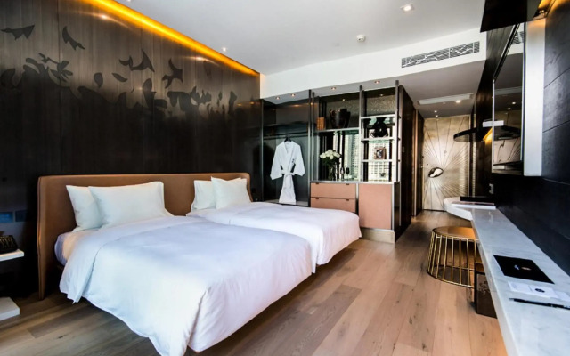 YOHO Hollywood Roosevelt Hotel