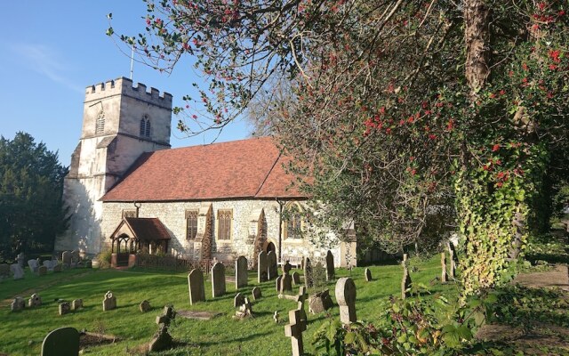 Charming 17th Century 2-bed Cottage in Medmenham