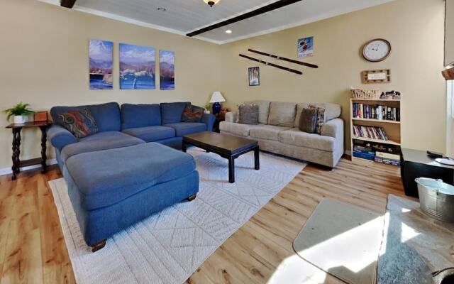 Remodeled 2 Bedroom Condo with Easy Access to Mountain Biking, Swimming, Hiking, Hot Tubs! by RedAwning
