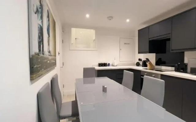 Apartmentsleeps8-wifi-famillyfriendly-citycentre