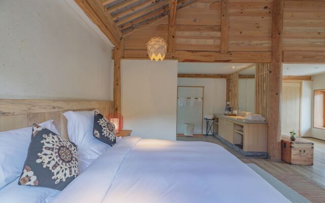 Arro Khampa by Zinc Journey Lijiang