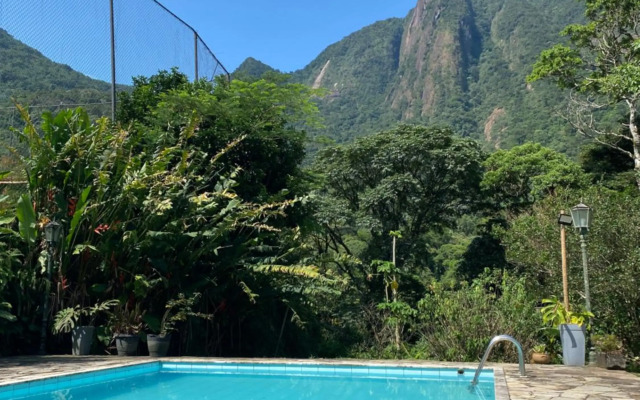 Sítio com piscina e lareira