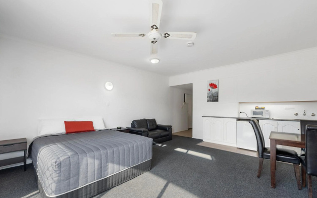Comfort Inn & Suites Riverland – Guest Rooms – Barmera