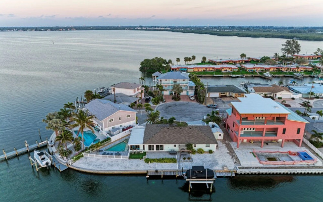 Dolphin Bay 3 Bedroom Home by RedAwning