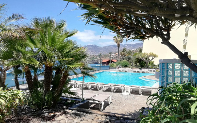 By the Beach & Pool Apartment