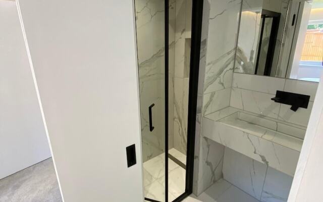 Stylish 2 Bed 2 Bath Flat with Garden