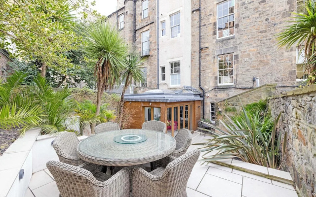 JOIVY Ultra Luxe 3BR home near Princes St