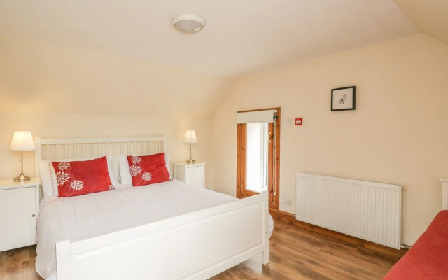 10 Monarch Country Apartments