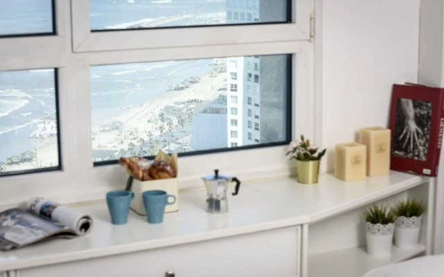 Panoramic Sea View Over Beach w Balcony