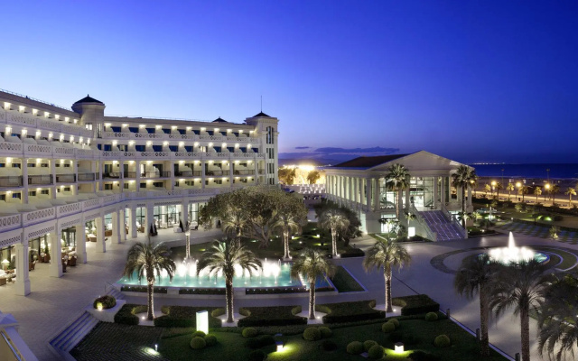Las Arenas Balneario Resort