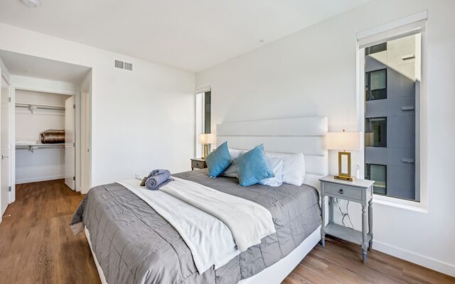 Luxury Apartment in Hollywood