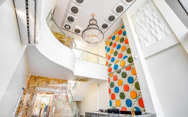 Fabhotel The White Moon