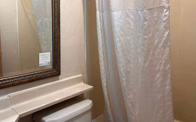 Travelodge by Wyndham Fort Wayne North