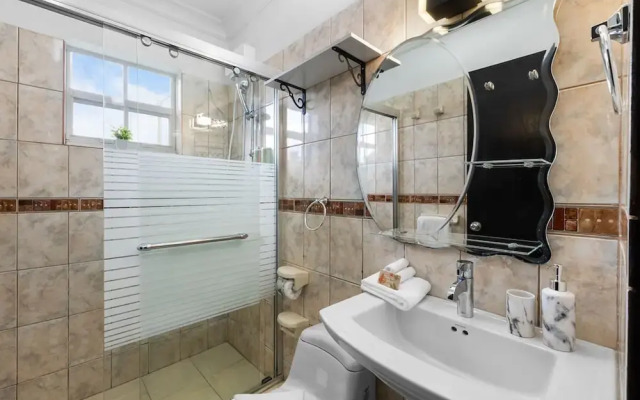Urban 5BR Private Pool Getaway 10 Min- Bch