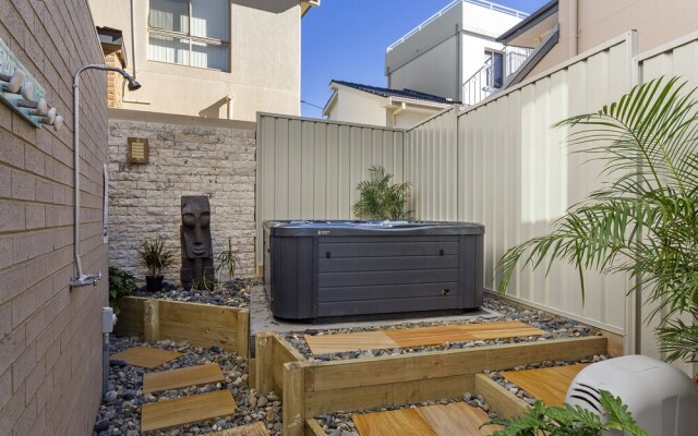 Whale Studio Apartment, 1a Ocean Street