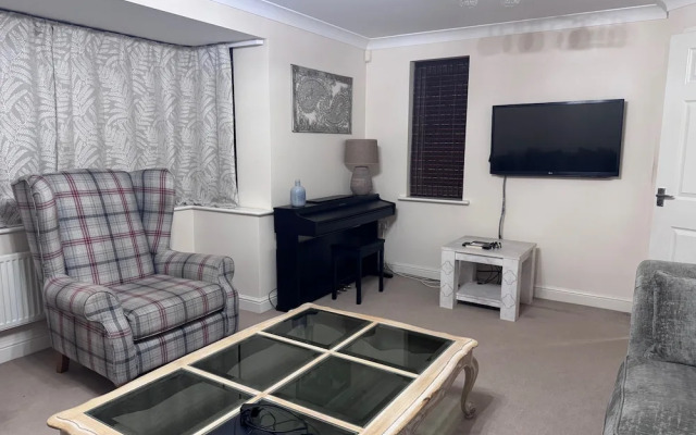 Spacious 4Bd House With Character In Coventry