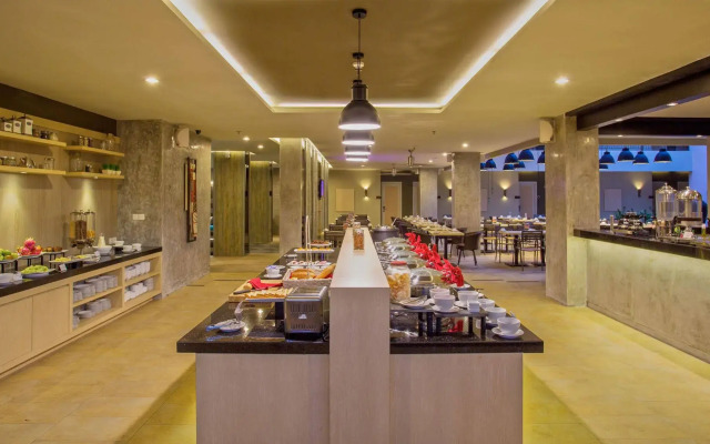 Отель Sevn Legian