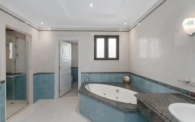 Exclusive 5BR Palm Villa w Private Pool and Beach