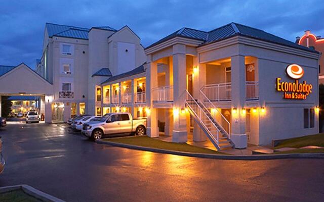 Econo Lodge Inn & Suites University