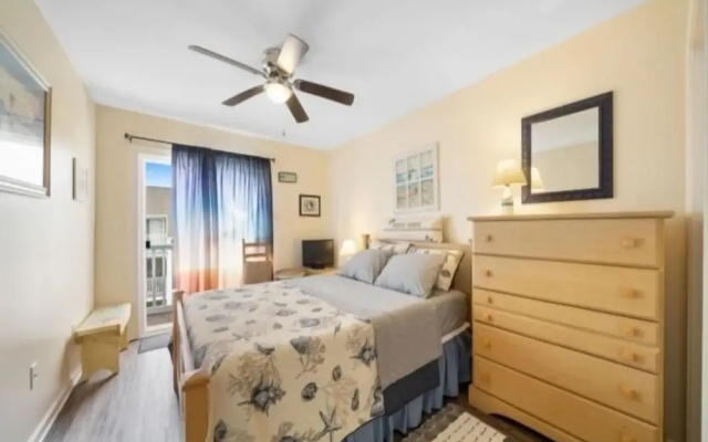 Captain's Quarter 2 Bedroom Condo by Redawning