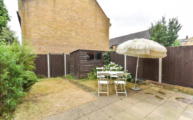 Modern 4 Bedroom Terraced House by the Thames!
