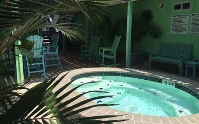 Upper Deck Hotel and Bar - Adults Only