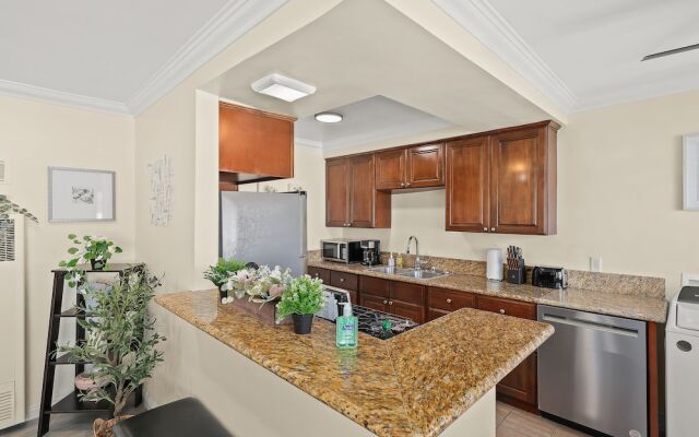 Sunny & Cheerful Near I-10 ~ Queen Beds ~ Parking