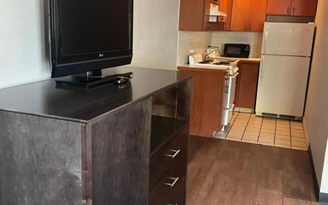 Days Inn & Suites by Wyndham Monroe
