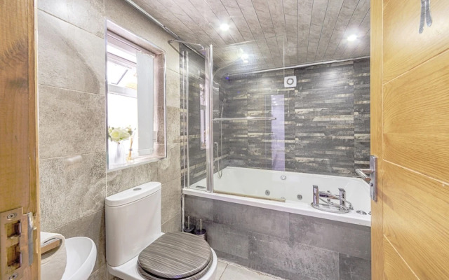 Charming 5-bed House in Birmingham