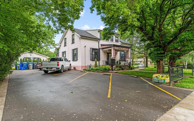 Private Studio Apartment in Burlington - U5