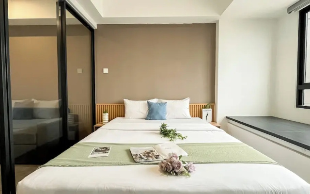 Basic Brown Accent 1Br Apartment Collins Boulevard