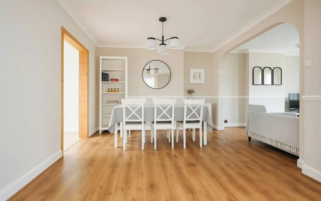 House in Brighton & Hove With Parking