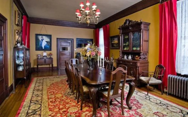 The Reynolds Mansion