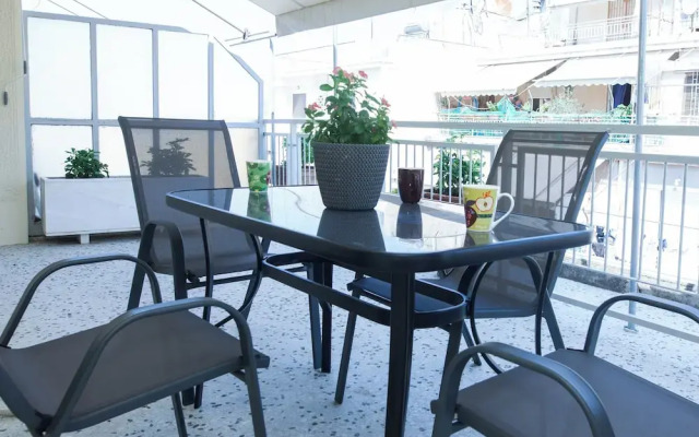 Modern 1 Bd Balcony Apt in Kato Patisia