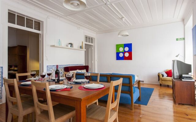 JOIVY Classic 3BR home w/workspace in Chiado, 2mins from Baixa-Chiado subway