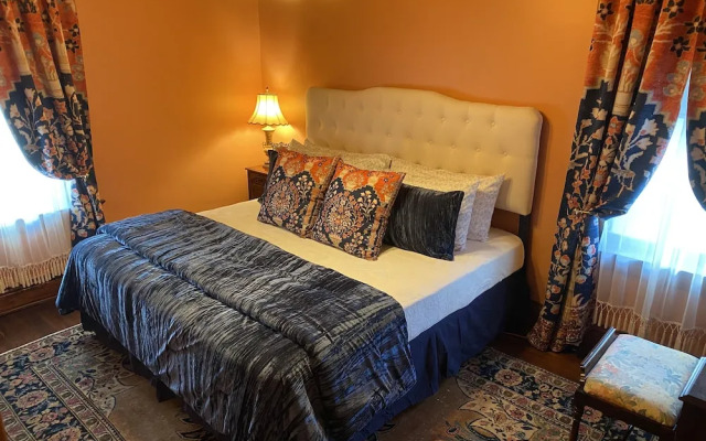 Vineyard Mansion & Carriage House Bed & Breakfast