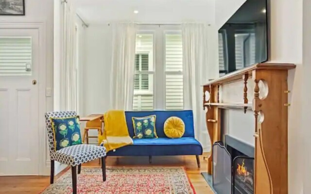 Cheerful 1 Bedroom Home With Free Parking