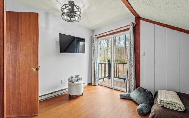 Stylish Renovated Home Open Layout, Coffee Bar + Near Hiking & Waterfalls