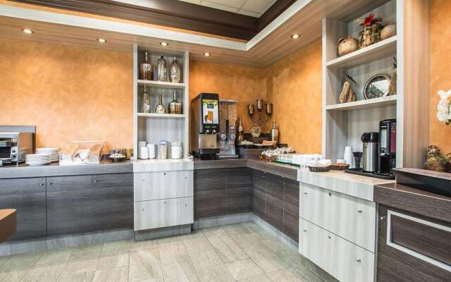 Econo Lodge Inn & Suites