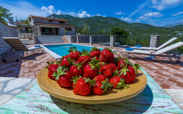 Rustic Villa Fragola With Heated Pool