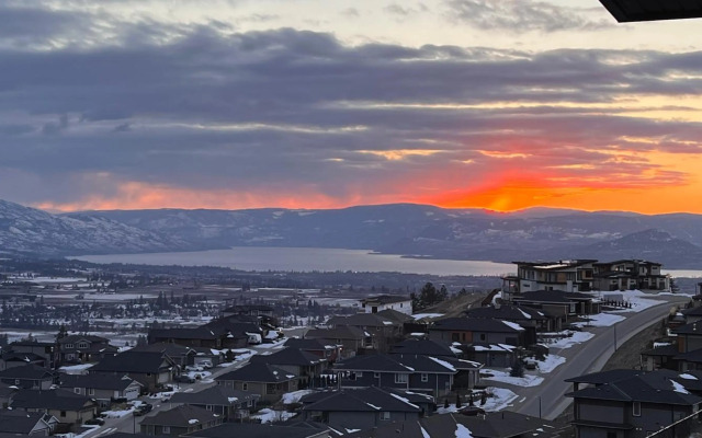 Kelowna new lake view 2bedroom suite close BIG WHITE