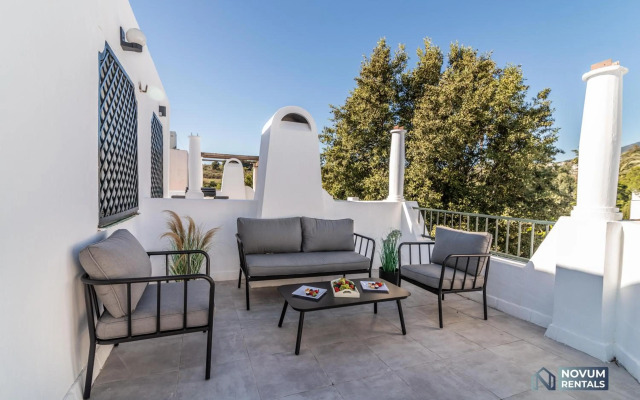 TOP RENOVATED 3-BDRM TOWNHOUSES with POOL, BBQ & ROOFTOP TERRACES