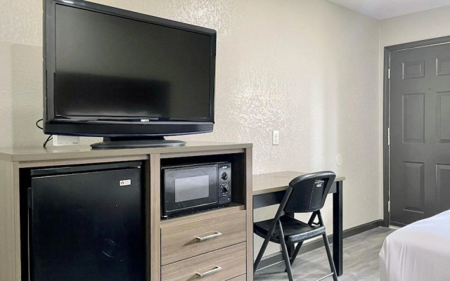Days Inn By Wyndham Bloomington